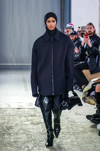 MILAN, ITALY - 26 Şubat 2022 'de Milano Moda Haftası / Kış 2023' te İtalya 'nın Milano kentinde düzenlenen Trussardi defilesinde bir model podyumda yürüyor..