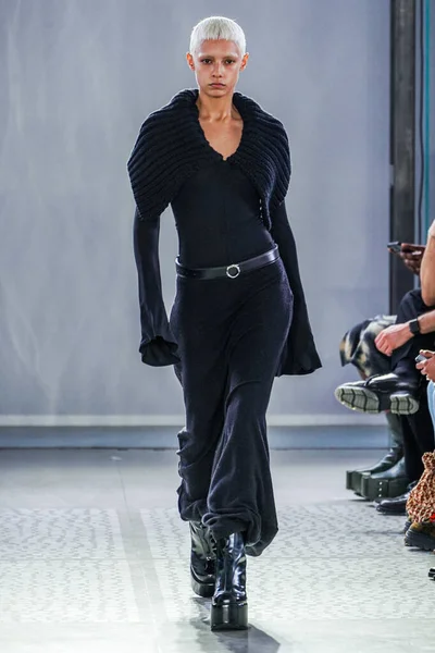 MILAN, ITALY - 26 Şubat 2022 'de Milano Moda Haftası / Kış 2023' te İtalya 'nın Milano kentinde düzenlenen Trussardi defilesinde bir model podyumda yürüyor..