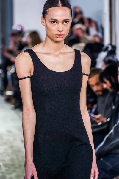 MILAN, ITALY - 26 Şubat 2022 'de Milano Moda Haftası / Kış 2023' te İtalya 'nın Milano kentinde düzenlenen Trussardi defilesinde bir model podyumda yürüyor..