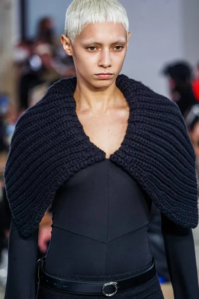 MILAN, ITALY - 26 Şubat 2022 'de Milano Moda Haftası / Kış 2023' te İtalya 'nın Milano kentinde düzenlenen Trussardi defilesinde bir model podyumda yürüyor..