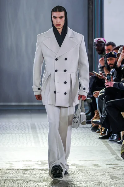 MILAN, ITALY - 26 Şubat 2022 'de Milano Moda Haftası / Kış 2023' te İtalya 'nın Milano kentinde düzenlenen Trussardi defilesinde bir model podyumda yürüyor..