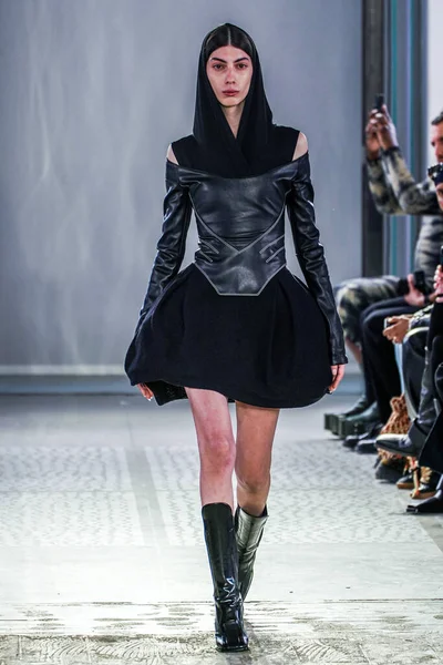 MILAN, ITALY - 26 Şubat 2022 'de Milano Moda Haftası / Kış 2023' te İtalya 'nın Milano kentinde düzenlenen Trussardi defilesinde bir model podyumda yürüyor..