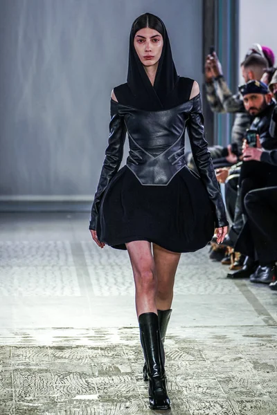 MILAN, ITALY - 26 Şubat 2022 'de Milano Moda Haftası / Kış 2023' te İtalya 'nın Milano kentinde düzenlenen Trussardi defilesinde bir model podyumda yürüyor..