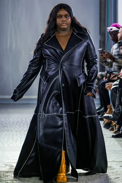 MILAN, ITALY - 26 Şubat 2022 'de Milano Moda Haftası / Kış 2023' te İtalya 'nın Milano kentinde düzenlenen Trussardi defilesinde bir model podyumda yürüyor..