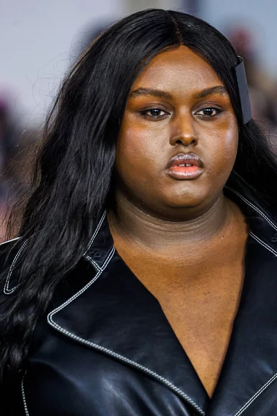 MILAN, ITALY - 26 Şubat 2022 'de Milano Moda Haftası / Kış 2023' te İtalya 'nın Milano kentinde düzenlenen Trussardi defilesinde bir model podyumda yürüyor..