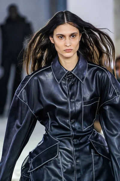 MILAN, ITALY - 26 Şubat 2022 'de Milano Moda Haftası / Kış 2023' te İtalya 'nın Milano kentinde düzenlenen Trussardi defilesinde bir model podyumda yürüyor..