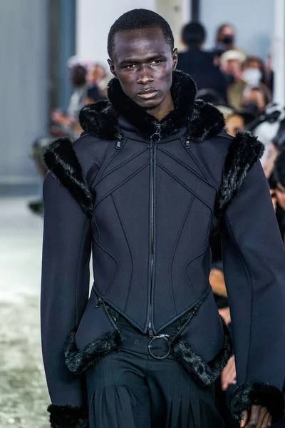 MILAN, ITALY - 26 Şubat 2022 'de Milano Moda Haftası / Kış 2023' te İtalya 'nın Milano kentinde düzenlenen Trussardi defilesinde bir model podyumda yürüyor..