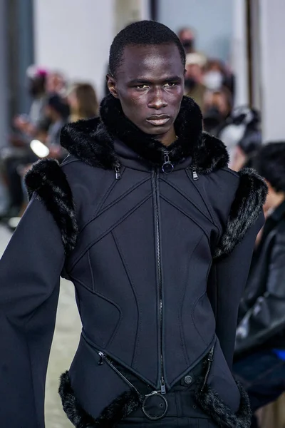 MILAN, ITALY - 26 Şubat 2022 'de Milano Moda Haftası / Kış 2023' te İtalya 'nın Milano kentinde düzenlenen Trussardi defilesinde bir model podyumda yürüyor..