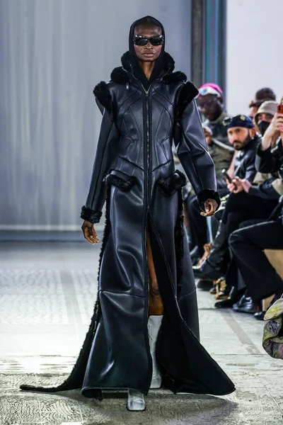 MILAN, ITALY - 26 Şubat 2022 'de Milano Moda Haftası / Kış 2023' te İtalya 'nın Milano kentinde düzenlenen Trussardi defilesinde bir model podyumda yürüyor..