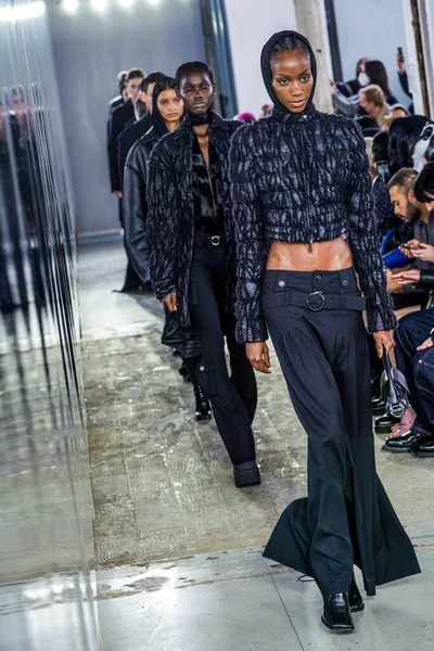 MİLAN, İTALYA - 26 Şubat 2022 'de Milano Moda Haftası / Kış 2023' te İtalya 'nın Milano kentinde düzenlenen Trussardi defilesinde mankenler podyum finalinde yürür..