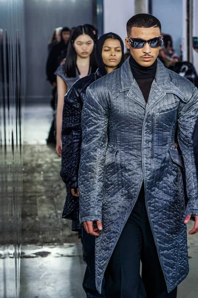 MİLAN, İTALYA - 26 Şubat 2022 'de Milano Moda Haftası / Kış 2023' te İtalya 'nın Milano kentinde düzenlenen Trussardi defilesinde mankenler podyum finalinde yürür..