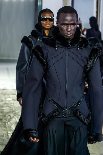MİLAN, İTALYA - 26 Şubat 2022 'de Milano Moda Haftası / Kış 2023' te İtalya 'nın Milano kentinde düzenlenen Trussardi defilesinde mankenler podyum finalinde yürür..