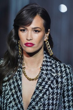 MILAN, İtalya - 25 Şubat 2022 tarihinde Milan Moda Haftası / Kış 2023 sırasında Elisabetta Franchi defilesinde podyumda bir model yürür..