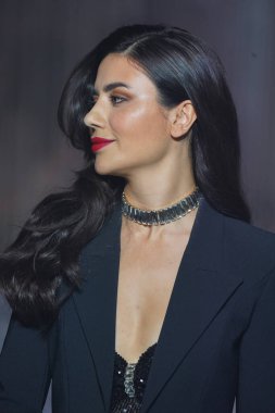 MILAN, İtalya - 25 Şubat 2022 tarihinde Milan Moda Haftası / Kış 2023 sırasında Elisabetta Franchi defilesinde podyumda bir model yürür..