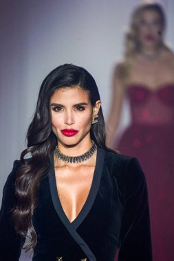 MILAN, İtalya - 25 Şubat 2022 tarihinde Milan Moda Haftası / Kış 2023 sırasında Elisabetta Franchi defilesinde podyumda bir model yürür..