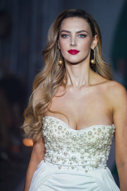 MILAN, İtalya - 25 Şubat 2022 tarihinde Milan Moda Haftası / Kış 2023 sırasında Elisabetta Franchi defilesinde podyumda bir model yürür..