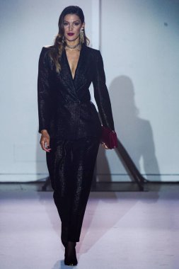 MILAN, İtalya - 25 Şubat 2022 tarihinde Milan Moda Haftası / Kış 2023 sırasında Elisabetta Franchi defilesinde podyumda bir model yürür..