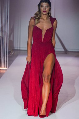 MILAN, İtalya - 25 Şubat 2022 tarihinde Milan Moda Haftası / Kış 2023 sırasında Elisabetta Franchi defilesinde podyumda bir model yürür..