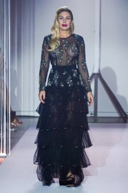 MILAN, İtalya - 25 Şubat 2022 tarihinde Milano, İtalya 'da düzenlenen Milan Moda Haftası / Kış 2023 sırasında Elisabetta Franchi defilesinde podyumda yürüyen Hofit Golan.