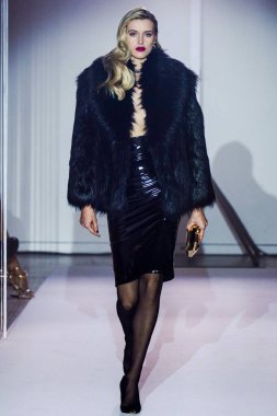 MILAN, İtalya - 25 Şubat 2022 tarihinde Milan Moda Haftası / Kış 2023 sırasında Elisabetta Franchi defilesinde podyumda bir model yürür..