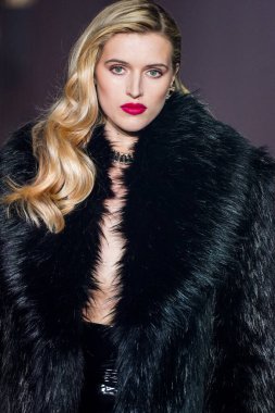 MILAN, İtalya - 25 Şubat 2022 tarihinde Milan Moda Haftası / Kış 2023 sırasında Elisabetta Franchi defilesinde podyumda bir model yürür..