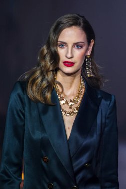 MILAN, İtalya - 25 Şubat 2022 tarihinde Milan Moda Haftası / Kış 2023 sırasında Elisabetta Franchi defilesinde podyumda bir model yürür..