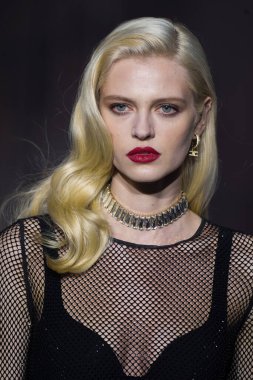 MILAN, İtalya - 25 Şubat 2022 tarihinde Milan Moda Haftası / Kış 2023 sırasında Elisabetta Franchi defilesinde podyumda bir model yürür..