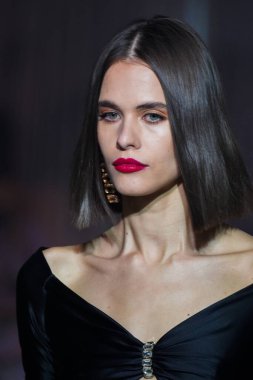 MILAN, İtalya - 25 Şubat 2022 tarihinde Milan Moda Haftası / Kış 2023 sırasında Elisabetta Franchi defilesinde podyumda bir model yürür..