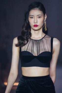 MILAN, İtalya - 25 Şubat 2022 tarihinde Milan Moda Haftası / Kış 2023 sırasında Elisabetta Franchi defilesinde podyumda bir model yürür..