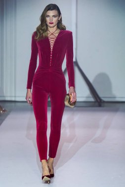 MILAN, İtalya - 25 Şubat 2022 tarihinde Milan Moda Haftası / Kış 2023 sırasında Elisabetta Franchi defilesinde podyumda bir model yürür..