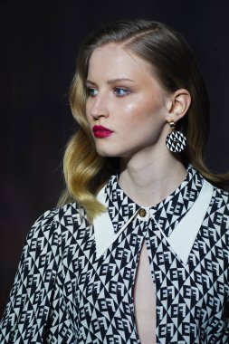 MILAN, İtalya - 25 Şubat 2022 tarihinde Milan Moda Haftası / Kış 2023 sırasında Elisabetta Franchi defilesinde podyumda bir model yürür..