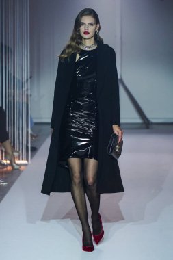 MILAN, İtalya - 25 Şubat 2022 tarihinde Milan Moda Haftası / Kış 2023 sırasında Elisabetta Franchi defilesinde podyumda bir model yürür..