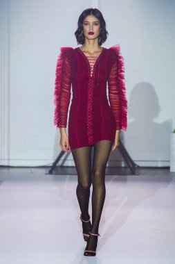 MILAN, İtalya - 25 Şubat 2022 tarihinde Milan Moda Haftası / Kış 2023 sırasında Elisabetta Franchi defilesinde podyumda bir model yürür..