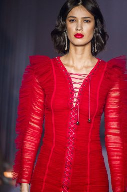 MILAN, İtalya - 25 Şubat 2022 tarihinde Milan Moda Haftası / Kış 2023 sırasında Elisabetta Franchi defilesinde podyumda bir model yürür..