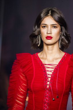 MILAN, İtalya - 25 Şubat 2022 tarihinde Milan Moda Haftası / Kış 2023 sırasında Elisabetta Franchi defilesinde podyumda bir model yürür..