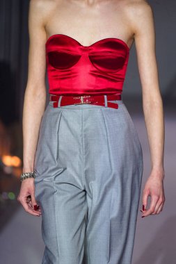 MILAN, İtalya - 25 Şubat 2022 tarihinde Milan Moda Haftası / Kış 2023 sırasında Elisabetta Franchi defilesinde podyumda bir model yürür..