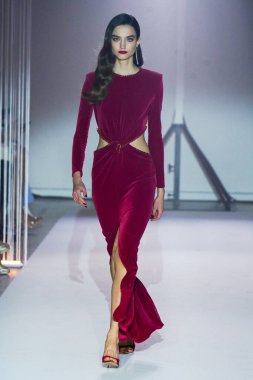 MILAN, İtalya - 25 Şubat 2022 tarihinde Milan Moda Haftası / Kış 2023 sırasında Elisabetta Franchi defilesinde podyumda bir model yürür..