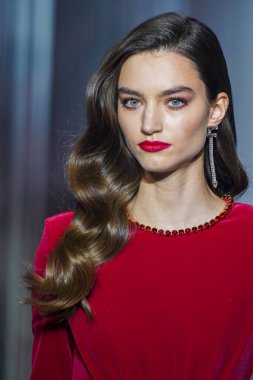 MILAN, İtalya - 25 Şubat 2022 tarihinde Milan Moda Haftası / Kış 2023 sırasında Elisabetta Franchi defilesinde podyumda bir model yürür..