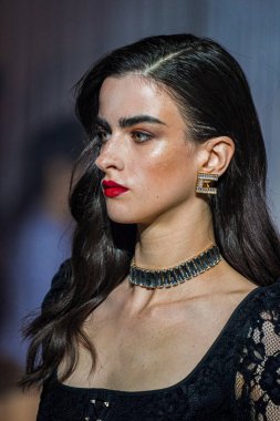 MILAN, İtalya - 25 Şubat 2022 tarihinde Milan Moda Haftası / Kış 2023 sırasında Elisabetta Franchi defilesinde podyumda bir model yürür..