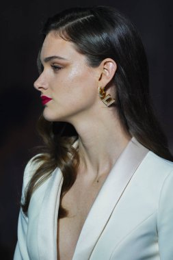 MILAN, İtalya - 25 Şubat 2022 tarihinde Milan Moda Haftası / Kış 2023 sırasında Elisabetta Franchi defilesinde podyumda bir model yürür..