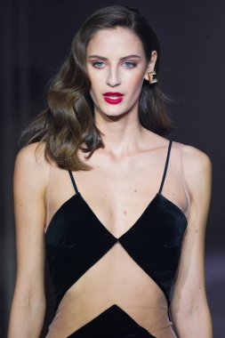 MILAN, İtalya - 25 Şubat 2022 tarihinde Milan Moda Haftası / Kış 2023 sırasında Elisabetta Franchi defilesinde podyumda bir model yürür..