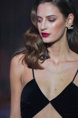 MILAN, İtalya - 25 Şubat 2022 tarihinde Milan Moda Haftası / Kış 2023 sırasında Elisabetta Franchi defilesinde podyumda bir model yürür..