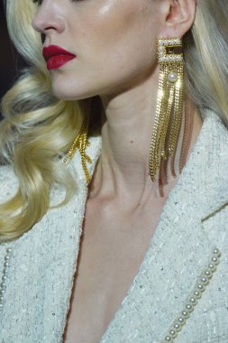 MILAN, İtalya - 25 Şubat 2022 tarihinde Milan Moda Haftası / Kış 2023 sırasında Elisabetta Franchi defilesinde podyumda bir model yürür..