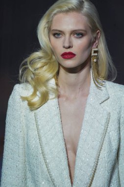 MILAN, İtalya - 25 Şubat 2022 tarihinde Milan Moda Haftası / Kış 2023 sırasında Elisabetta Franchi defilesinde podyumda bir model yürür..