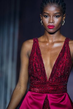 MILAN, İtalya - 25 Şubat 2022 tarihinde Milan Moda Haftası / Kış 2023 sırasında Elisabetta Franchi defilesinde podyumda bir model yürür..