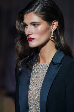 MILAN, İtalya - 25 Şubat 2022 tarihinde Milan Moda Haftası / Kış 2023 sırasında Elisabetta Franchi defilesinde podyumda bir model yürür..