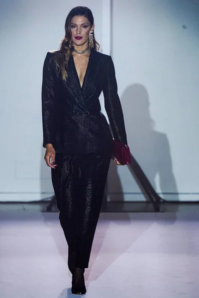 Milan Włochy Luty Modelka Spaceruje Pasie Startowym Pokazie Mody Elisabetta — Zdjęcie stockowe