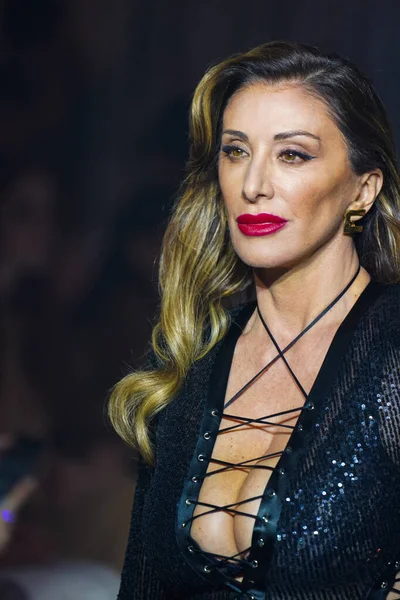 Milán Italia Febrero Sabrina Salerno Camina Por Pasarela Desfile Moda — Foto de Stock