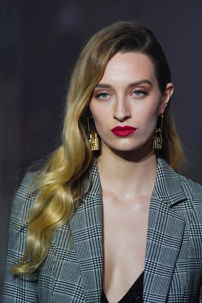 MILAN, İtalya - 25 Şubat 2022 tarihinde Milan Moda Haftası / Kış 2023 sırasında Elisabetta Franchi defilesinde podyumda bir model yürür..