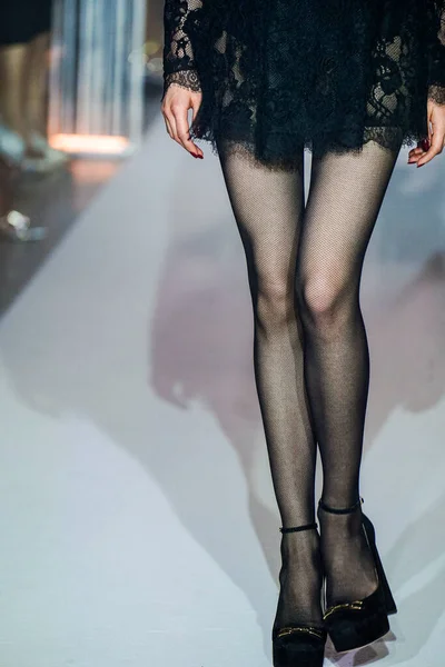 Milan Włochy Luty Modelka Spaceruje Pasie Startowym Pokazie Mody Elisabetta — Zdjęcie stockowe
